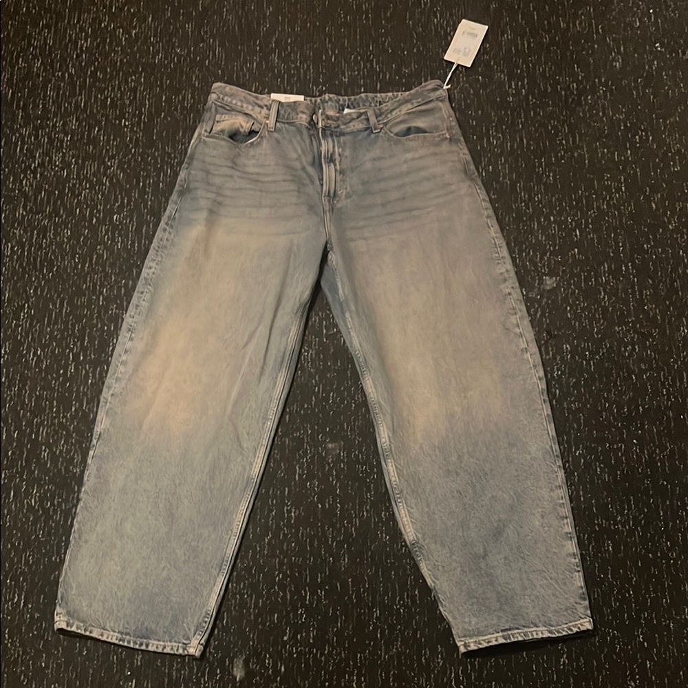 Never worn Women Baggy Style jeans from H&M
Baggy, Loose Fit, High Waist